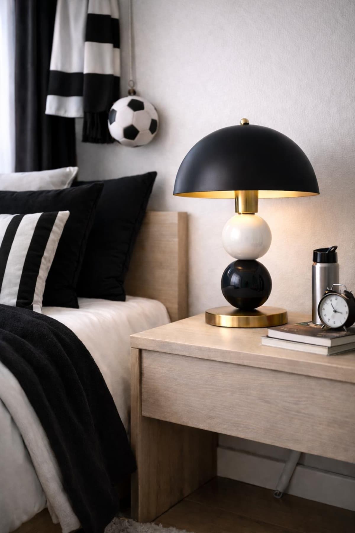 Minimalist Küre Gövdeli Metal Masa Lambası – Canlı Renk Seçenekleriyle